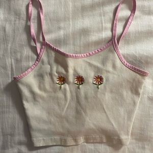 EMBROIDERED FLOWER CROP TOP